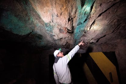 Un geólogo señala minerales de tierras raras halladas en Vanrhynsdorp (Sudáfrica). 