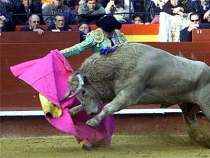 El Juli torea con la capa al toro jabonero que hizo segundo. 

/ JORDI VICENT