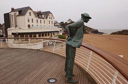 Estatua del inolvidable Monsieur Hulot junto al hotel de la Playa, en Nantes, donde Jacques Tati filmó y protagonizó &#39;Las vacaciones de Monsieur Hulot&#39;.