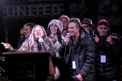 Natalie Merchant, Cher y Mark Ruffalo en una imagen sin datar.