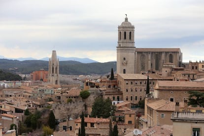 La catedral de Girona, a la derecha, y en frente la torre de San Félix.