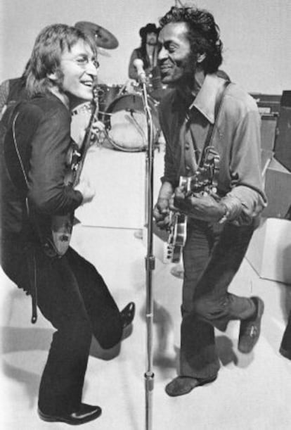 John Lennon, izquierda, y Chuck Berry.