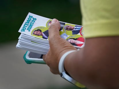 Una voluntaria sostiene una guía de votación durante un evento de participación de votantes para la comunidad latina en Greensboro, Carolina del Norte, el 21 de septiembre de 2024.