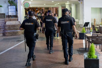 Agentes del grupo de la Unidad de Prevención y Reacción (UPR) de la Policía Nacional, durante una intervención en Marbella el pasado mayo.