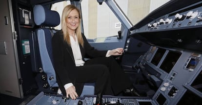 Cristina Cifuentes, hoy en la cabina de un nuevo avi&oacute;n Airbus de Iberia en la zona industrial del aeropuerto de Barajas.