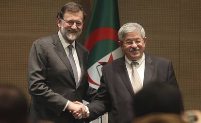 El primer ministro de Argelia, Ahmed Ouyahia,junto a Mariano Rajoy durante una rueda de prensa en Argel.