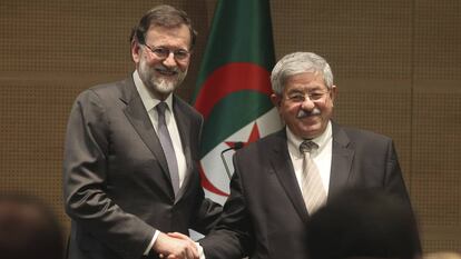 El primer ministro de Argelia, Ahmed Ouyahia,junto a Mariano Rajoy durante una rueda de prensa en Argel.