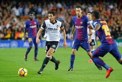 Daniel Parejo, jugador del Valencia, en posesión del balón.