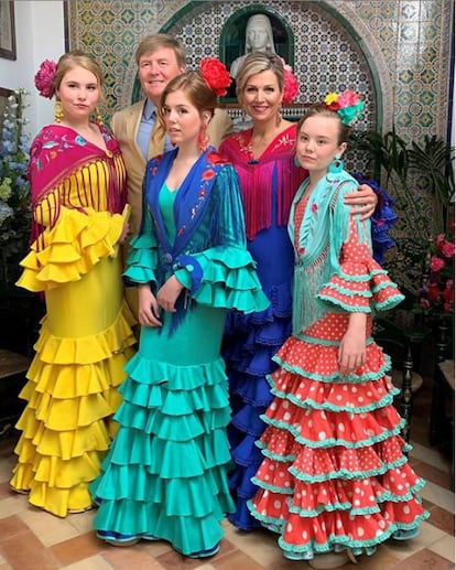 Los reyes Máxima y Guillermo de Holanda han elegido una imagen de su paso por la Feria de Abril de Sevilla para felicitar las fiestas. Allí acudieron con sus hijas y se vestieron para la ocasión para celebrar los 20 años de su primer encuentro, que tuvo lugar en la ciudad andaluza en 1999. Y así lo cuentan en su fotografía, en la que en flamenco, inglés y español escriben "Feliz Navidad y un próspero Año Nuevo. Sevilla, 2019, 20 años después". 