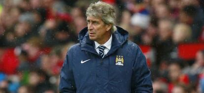 Pellegrini observa el partido desde el banquillo