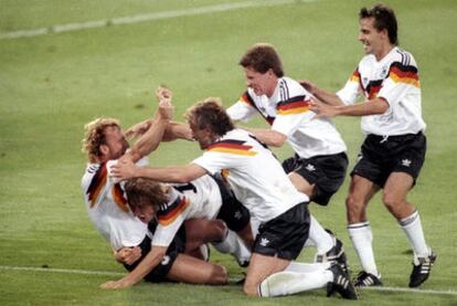 Brehme recibe el abrazo de Klinsmann, Völler, Reuter y Littbarski tras marcar el penalti en la final.