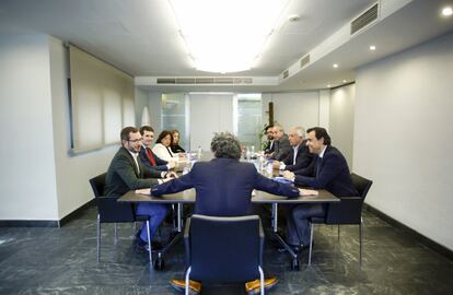 Moragas preside la reunión a la que asisten, de izquierda a derecha: Javier Maroto, vicesecretario sectorial del PP; el vicesecretario de comunicación Pablo Casado; la jefa de prensa Marilar de Andrés; la tesorera Carmen Navarro; el jefe de gabinete de Moragas, Abelardo Bethencourt; el secretario general del PP de Madrid, Juan Carlos Vera; y los vicesecretarios generales Javier Arenas y Fernándo Martínez-Maillo.