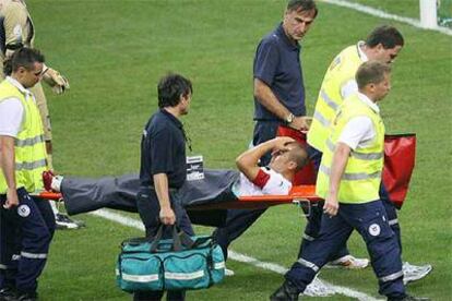 Cannavaro, retirado en camilla tras un choque con un rival.