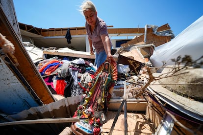 Juana Landeros, quien resistió un tornado mortal con su esposo y su hijo de 9 años, rescata una estatua de la Virgen de Guadalupe de su casa destruida, en Texas. 