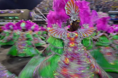 Detalle en movimiento de los trajes de las bailarinas de una de los grupos de la escuela de Samba San Clemente