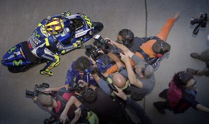 El piloto italiano Valentino Rossi sale de su box para para iniciar la jornada de entrenamientos oficiales en el circuito Ricardo Tormo de Cheste, Valencia, donde mañana se celebra la última prueba puntuable del Mundial de Motociclismo.