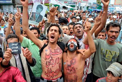 Un manifestante con el mensaje "Somos la tierra de la resistencia" pintado en su cuerpo participa en una protesta para exigir la salida del poder del presidente Saleh en Saná.