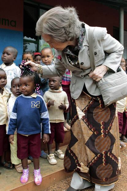 La Reina mira el peidado de una niña de la Casa do Gaiato durante la visita que ha realizado a este centro infantil para huérfanos en el municipio de Namaacha, (Mozambique).