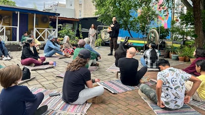 El artista salvadoreño, Guadalupe Maravilla, en un jardín comunitario en Philadelphia, en mayo.