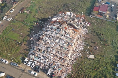Vista aérea de los escombros de lo que era un edificio en  la región turca de Hatai. 
