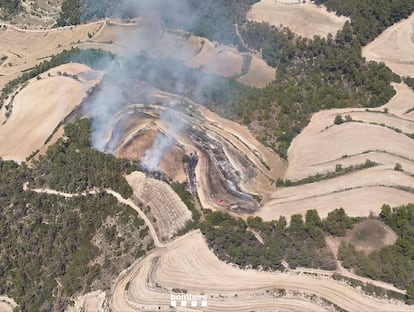 Imagen facilitada por los Bombers de la Generalitat, de la zona quemada por el fuego estos días entre Nalec y Ciutadilla.