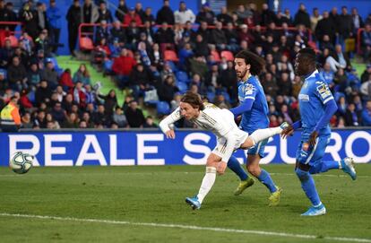 El centrocampista croata del Real Madrid, Luka Modric, marca el tercer gol del partido.