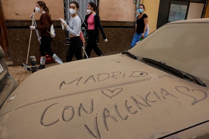 Mensaje escrito en el capo de un coche en una calle de Sedaví, el 8 de noviembre.