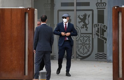 Uno de los mossos acusados de encubrimiento abandona la Audiencia Nacional tras declarar en el juicio.