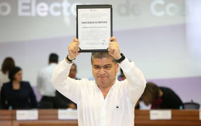 Miguel Riquelme muestra su constancia de mayoría tras ganar Coahuila.