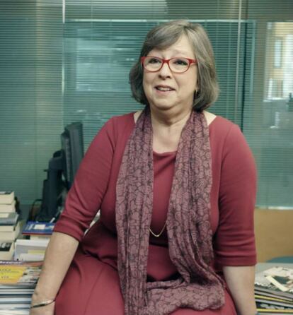 <p><b>1981- Secretaria del director (33 años) </p></b> <p><b>2015- Asistente personal en BDO Auditores</p></b> <p>Nancy Abel vivió el golpe en el epicentro de las decisiones de la dirección y la redacción. Como secretaria de Juan Luis Cebrián asistió al momento en el que se decidió ir hacia adelante con la edición especial. “La discusión sucedió en el pasillo”, recuerda. Esta neoyorquina era una de las pocas personas de la casa que hablaba idiomas. Además de filtrar las llamadas que llegaban constantemente desde Prado del Rey, Zarzuela, embajadas y ministerios, se le encomendó la misión de informar al mundo de la gravedad de lo que estaba sucediendo en Madrid. </p> <p>Entre ella, Juan Cruz y Jesús Hermida informaron a The New York Times, Financial Times y toda la prensa inglesa, Le Monde, la Radiotelevisión irlandesa etc. de que la democracia española estaba siendo secuestrada por un grupo de guardias civiles. “Era también un grito de ayuda, les pedíamos que no nos abandonaran”, recuerda. Nancy sólo interiorizó lo que estaba pasando cuando se oyó a ella misma contarlo en inglés en una emisora de radio en Los Ángeles. “Cuando me escuché decir, tanks in the street, military take over, todas esas palabras en inglés, me entró, con perdón, el acojone total”, ríe. </p> <p>Nancy fue la secretaria de Juan Luis Cebrián durante 9 de los 14 años que trabajó en EL PAIS. “Viví la transición desde una butaca de primera fila”, comenta. En un momento de la noche, cuando todos estaban absolutamente enfangados en el trabajo de la redacción recuerda que Cebrián salió del despacho y le dijo: “Nancy, con lo bien que tú estarías en una empresa de importación exportación”. </p>