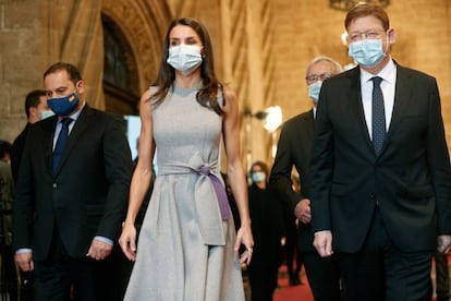 La reina Letizia ha presidido la entrega de Premios Rey Jaime I en la Lonja de los Mercaderes de Valencia. Con aforo reducido, algunos de los galardonados han sido: Francisco José García Vidal, Diego Puga Pequeño,  Miguel Beato del Rosal o Fernando Maestre Gil.