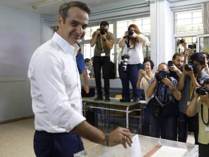 El líder conservador Kyriakos Mitsotakis vota este domingo en Atenas. 