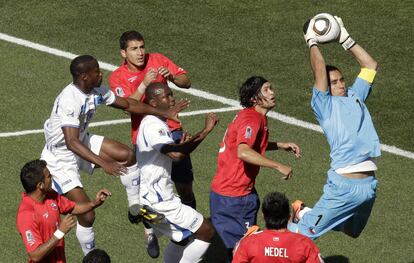 El portero de Chile Claudio Bravo ataja un balón en su área.