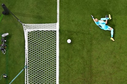 Vista aérea del momento en que Youssef En-Nesyri supera al guardameta canadiense Milan Borjan en el segundo gol de Marruecos frente a Canadá. 