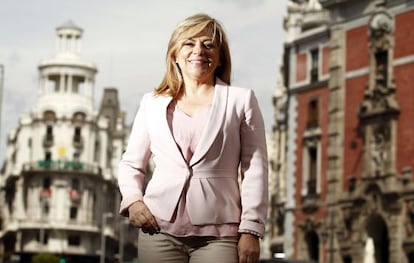 Elena Valenciano, candidata del PSOE, en el centro de Madrid.