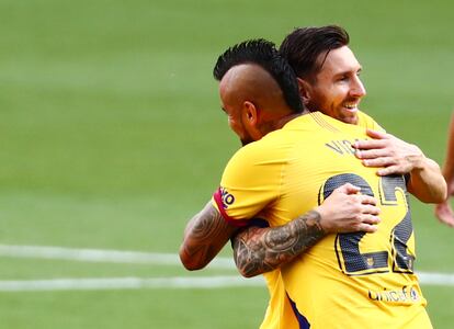 Vidal se abraza con Messi, en un partido del Barcelona de esta temporada.