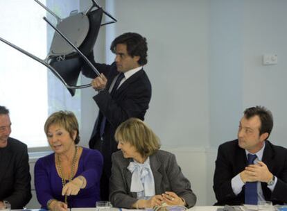 Güemes (de pie), en la reunión de ayer del Comité Ejecutivo del PP.