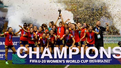 Las jugadoras de la selección española sub-20 celebran el título del Mundial conseguido esta madrugada en la final ante Japón.