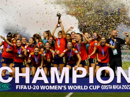 Las jugadoras de la selección española sub-20 celebran el título del Mundial conseguido esta madrugada en la final ante Japón.