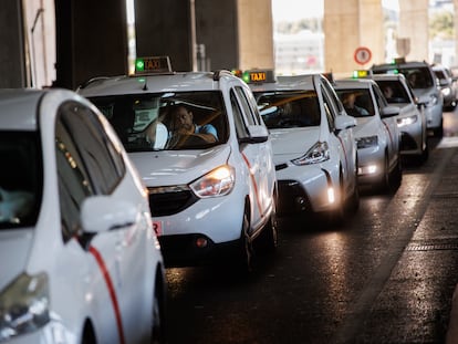 Una cola de taxis en las inmediaciones de la terminal T-4 del aeropuerto Adolfo Suárez-Madrid Barajas.