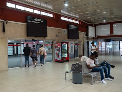 Paneles informativos apagados en la estación de autobuses de Valladolid, el pasado septiembre.