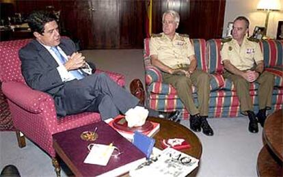 El ministro Federico Trillo, en la reunión que mantuvo ayer con los generales Ricardo Martínez y Alfredo Cardona.