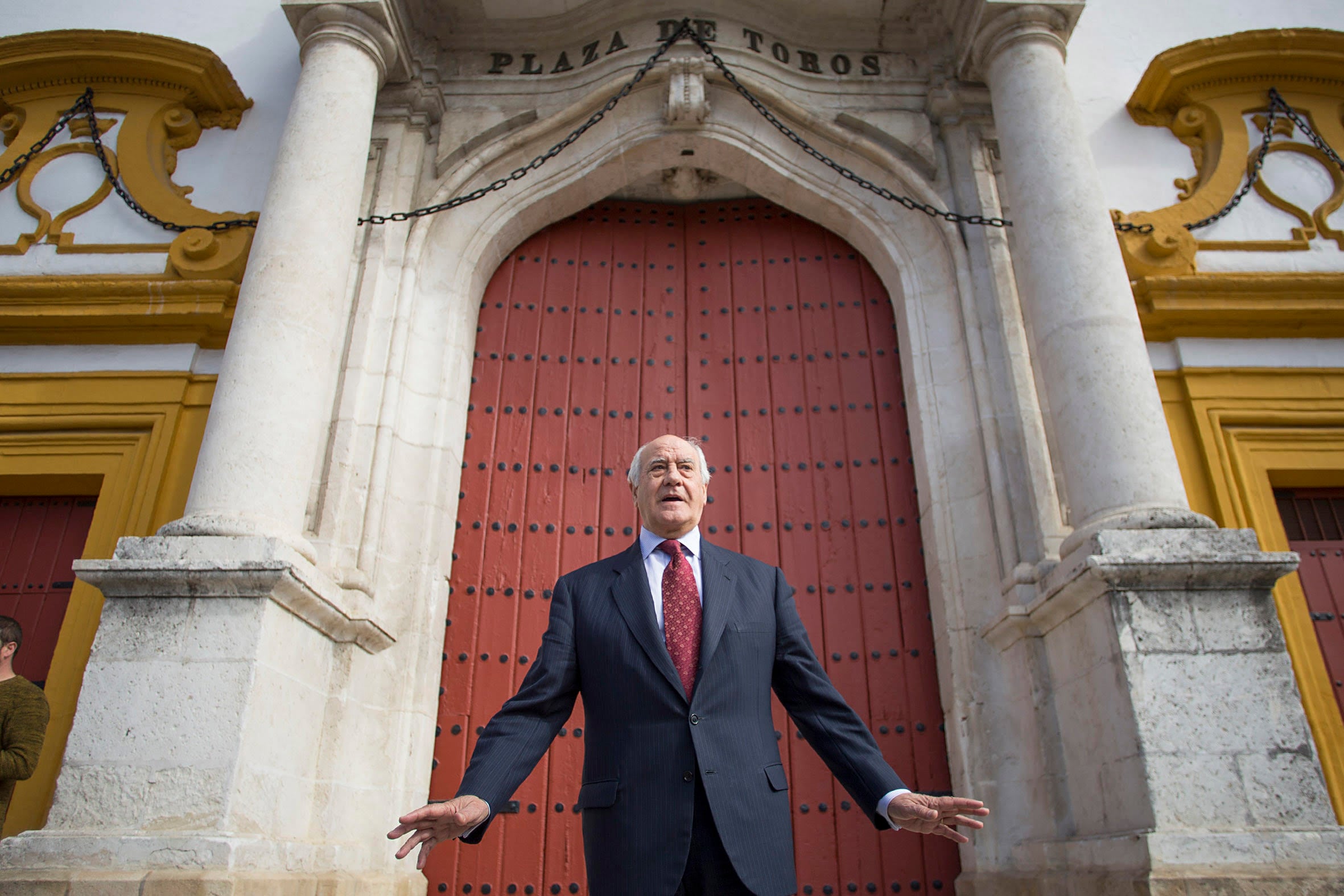 Ramón Valencia, en la Puerta del Príncipe de la plaza de La Maestranza.