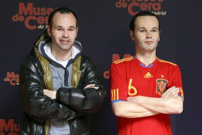 Varios futbolistas de la selección española han aprovechado la jornada para acudir a diversos actos publicitarios. La ciudad deportiva de Fernando Torres o las réplica en cera de Andrés Iniesta y David Villa han ocupado el día en el que los jugadores han llegado a la concentración del combinado en Las Rozas de cara a los partidos de clasificación para la Eurocopa del próximo año.