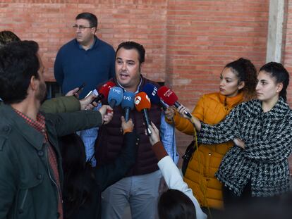 El presidente de la Plataforma para la Defensa del Transporte, Manuel Hernández, a su salida después de una reunión entre la Plataforma Nacional y el Ministerio de Transportes, este jueves en Madrid.