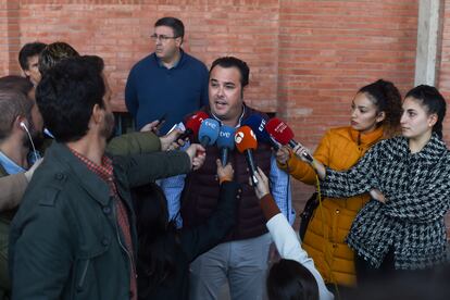 El presidente de la Plataforma para la Defensa del Transporte, Manuel Hernández, a su salida después de una reunión entre la Plataforma Nacional y el Ministerio de Transportes, este jueves en Madrid.