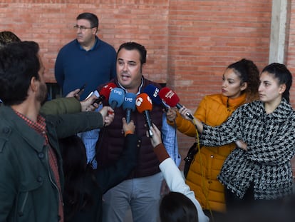 El presidente de la Plataforma para la Defensa del Transporte, Manuel Hernández, a su salida después de una reunión entre la Plataforma Nacional y el Ministerio de Transportes, este jueves en Madrid.