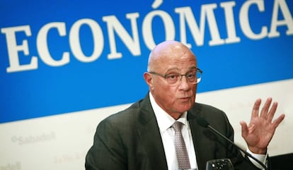 El presidente del Banco Sabadell, Josep Oliu, durante una conferencia.