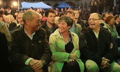 Mintegi ha estado acompañada de los máximos representantes institucionales de Bildu, a la izquierda, el diputado general de Gipuzkoa, Martin Garitano, y a la derecha, el alcalde de San Sebastián, Juan Karlos Izagirre.