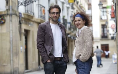 Begoña Montorio y Harkaitz Cano, en la presentación del cómic, 'Munduko Bandarik Txarrena'. 